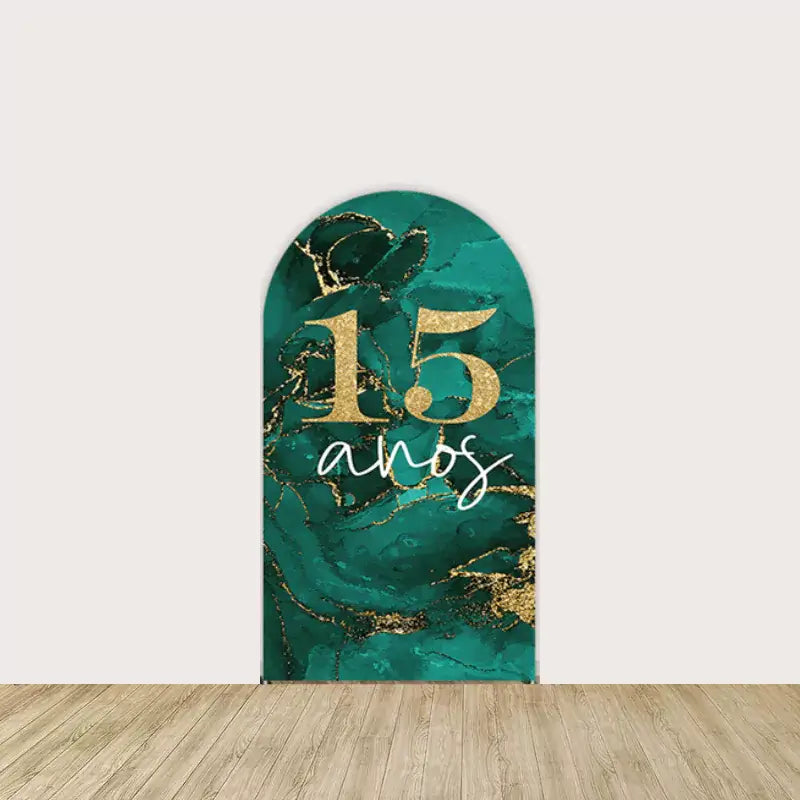 Arch panel with bold gold “15 años” text over emerald green marble background.
