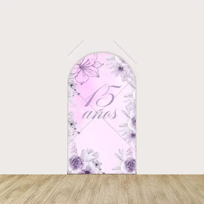 Arch panel with “15 años” elegant script in lavender surrounded by soft floral accents on a pastel pink background—perfect for Quinceañera decor.