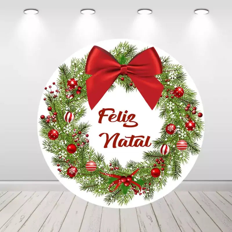 Round Christmas backdrop with a festive wreath, red ornaments, and a large red bow, featuring the text 'Feliz Natal' in the center.